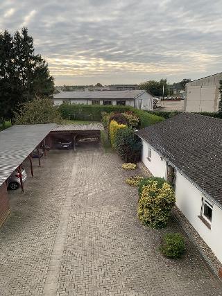 3 Blick vom Haus, Garagen