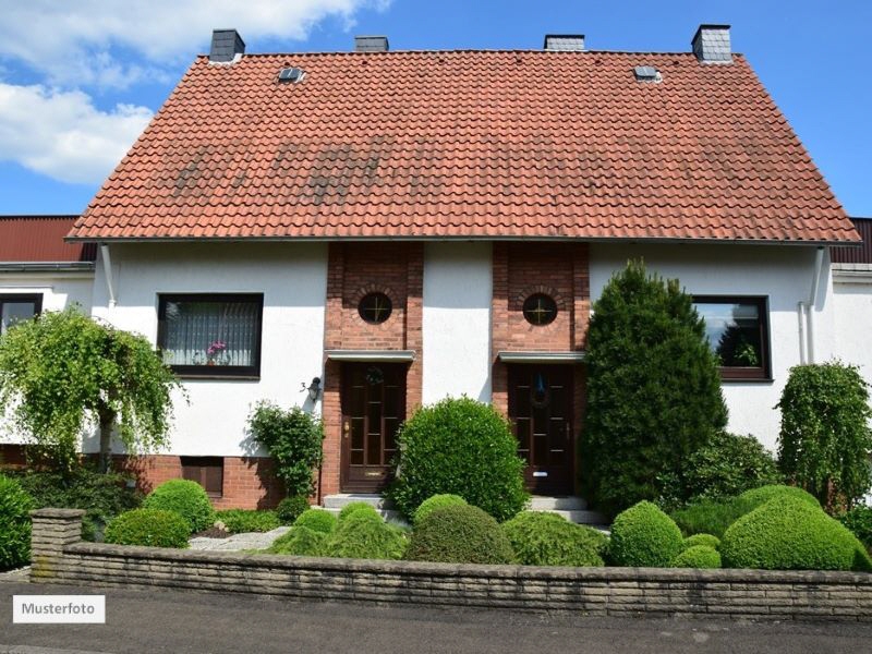 Zwangsversteigerung Seubersdorf, Zum Bahnhof